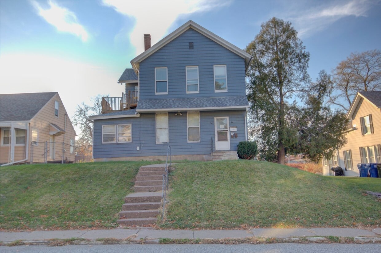 1806 Grand Ave Unit 2, Davenport, IA 52803 Room for Rent in Davenport