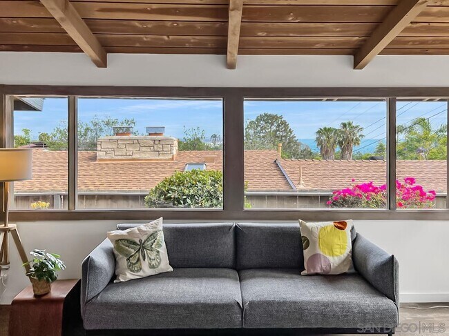 Foto del edificio - 5643 Linda Rosa Ave