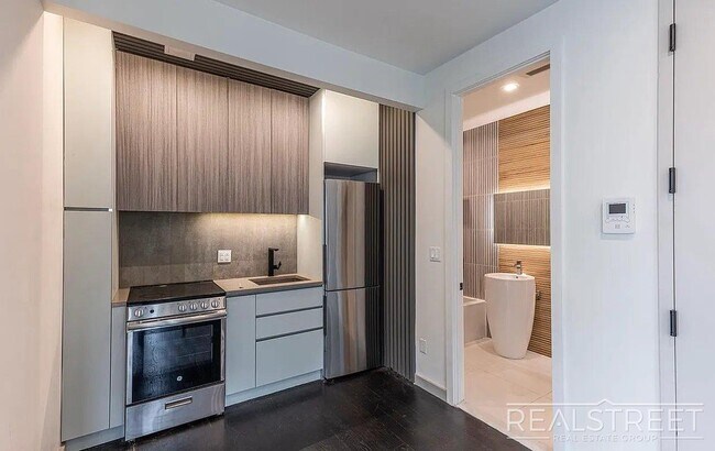 Foto del edificio - Spacious 2 Bed 2 Bath in Prospect Lefferts Gardens - Rooftop Access & More!