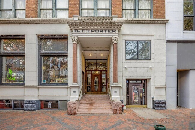 Foto del edificio - 10 N Main St