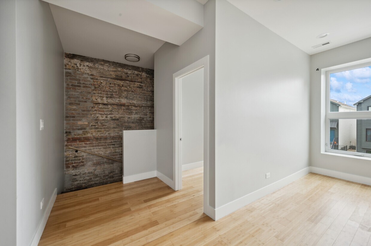 Primary Photo - 2526 W Lexington St