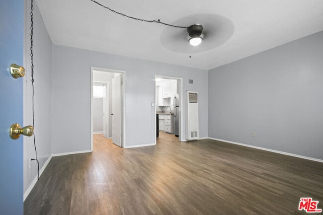 Building Photo - 115 N Oak St