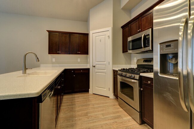Building Photo - 3 bedroom Ivory Ridge Townhome