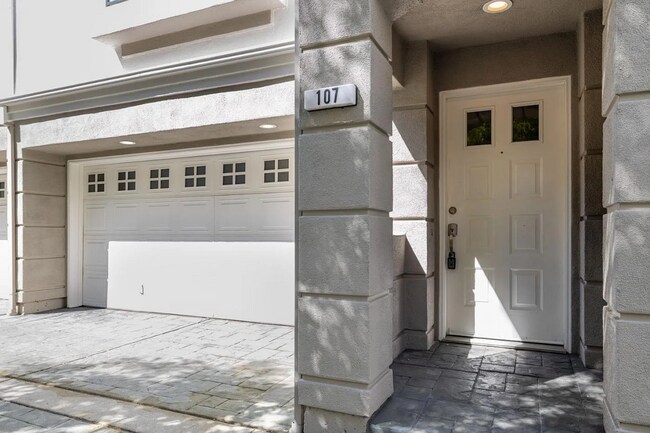 Building Photo - Charming 2-Bed/2.5-Bath Townhome in the He...