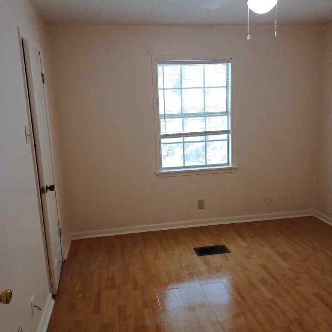 Building Photo - 115 S Maple St