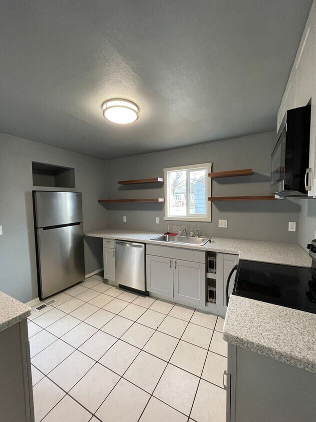 Foto principal - Available Now! Pet-Friendly Updated 2 Bedr...