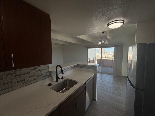 Cocina renovada de cuarzo - The Denver House