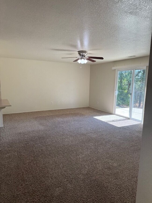 Foto del edificio - 3 Bedroom in North Redding on Greenbelt