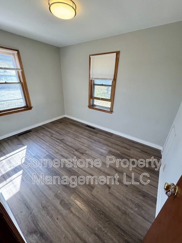 Building Photo - 1513 W 22nd Terrace