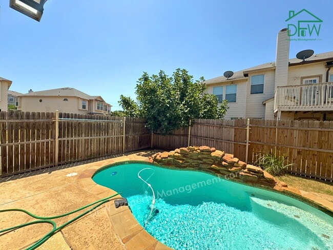 Foto del edificio - For Lease: Corner Townhome near DFW Airport - 3BR/2.5BA, Private Pool, Attached Garage, W/D Included