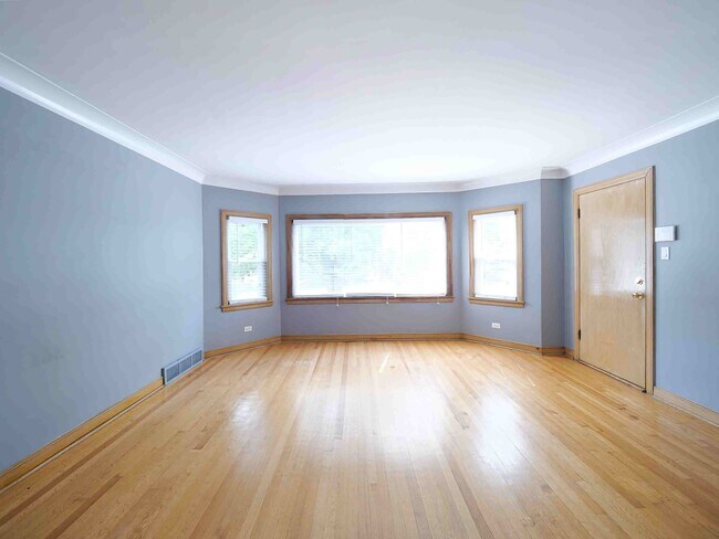 Building Photo - 3900 W 61st St