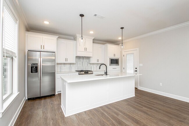 Building Photo - Newer Construction 3 bed 2 1/2 Bath, 2,033...