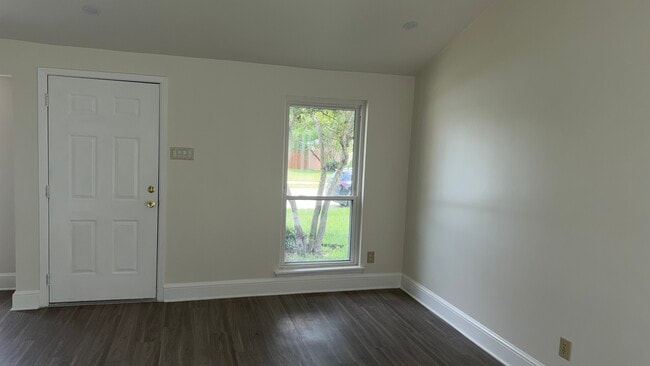 Building Photo - 2122 Sharpshire Ln