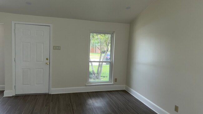 Foto del edificio - 2122 Sharpshire Ln