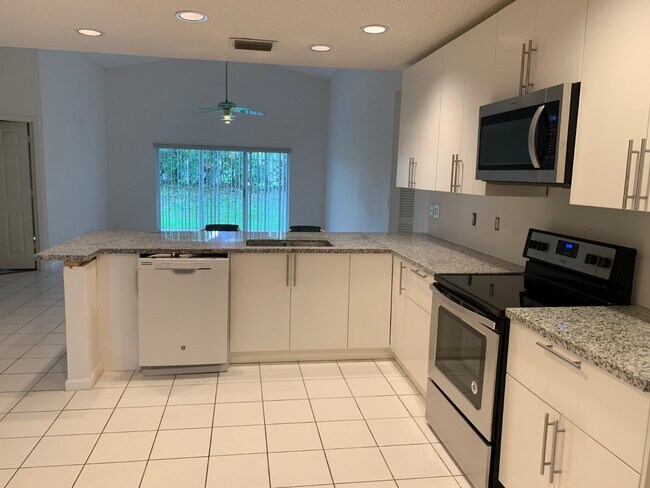 Foto del edificio - 2444 Stonegate Dr