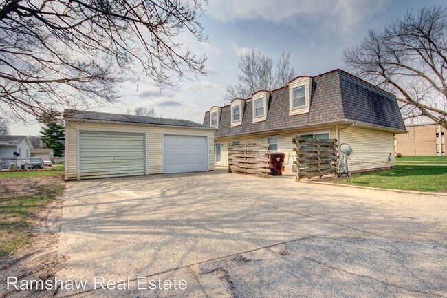 Foto del edificio - 3 br, 1.5 bath Apartment - 1010 Crescent Dr