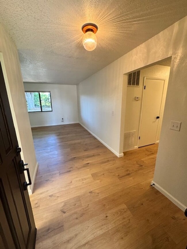 Building Photo - Beautiful Vintage home just 1 block from t...
