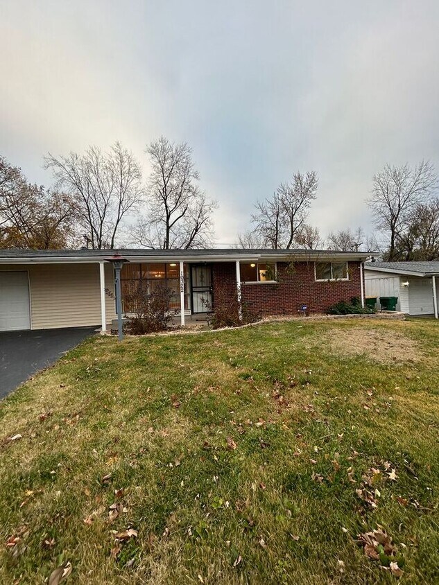 Foto principal - Charming 3-Bedroom Home with Fenced Backya...