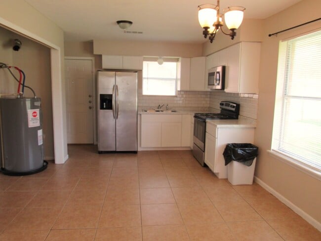 Building Photo - 2 Bedroom 1 bath home located in Dayton