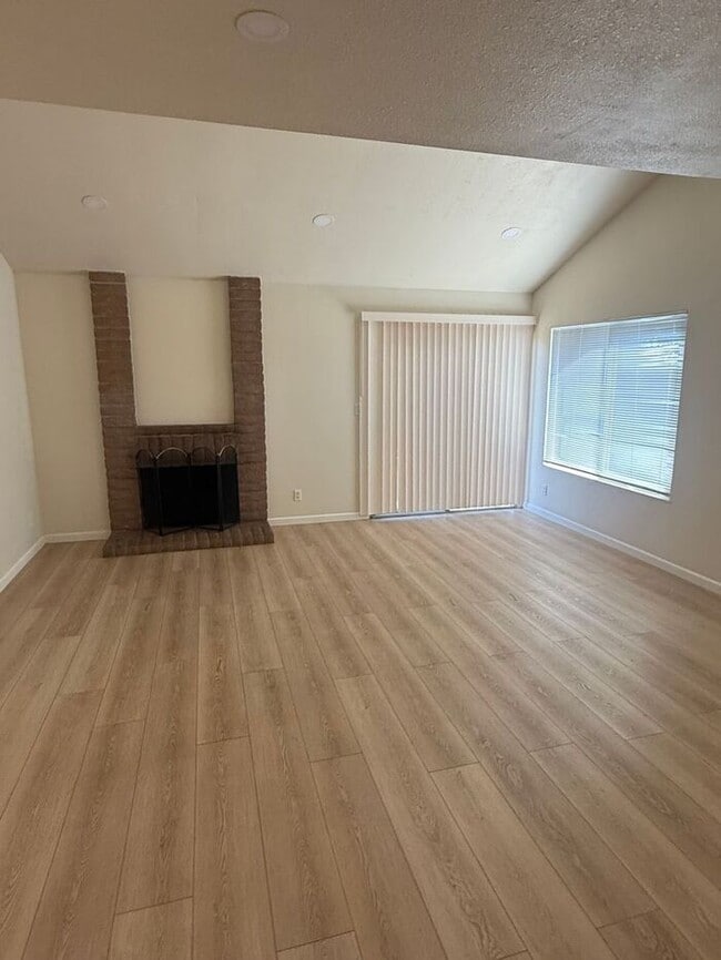 Building Photo - 3 bedroom 2 bath home in San Leandro Washi...