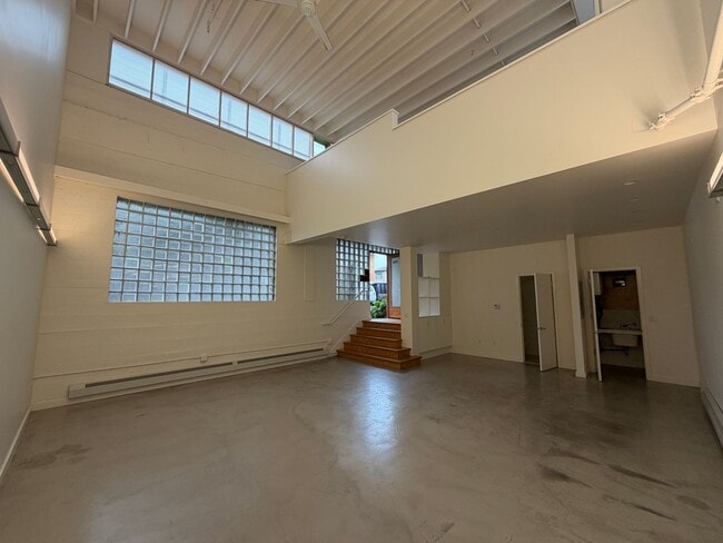 Foto del edificio - Bright Live-Work Studio with tall ceilings off Lowell Street in Oakland