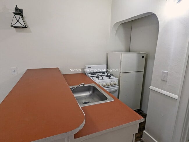 Building Photo - 1 Bed 1 Bath Unit
