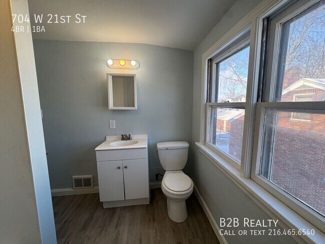 Foto del edificio - 704 W 21st St