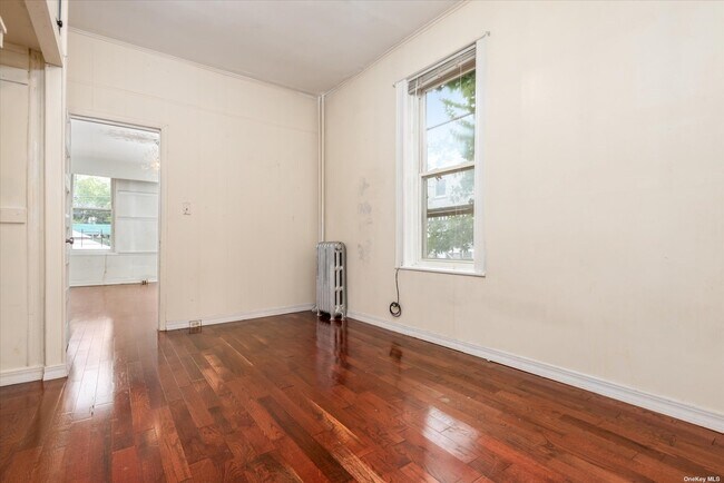 Foto del edificio - 69-12 Forest Ave