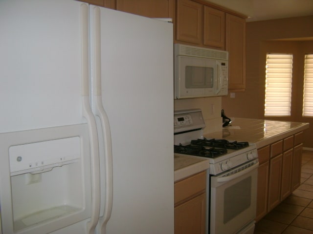 Building Photo - SINGLE STORY POOL AND SPA HOME IN GREEN VALLEY AREA