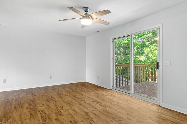 Building Photo - 4 bed / 3 1/2 bath.  Reserved Parking. Wal...