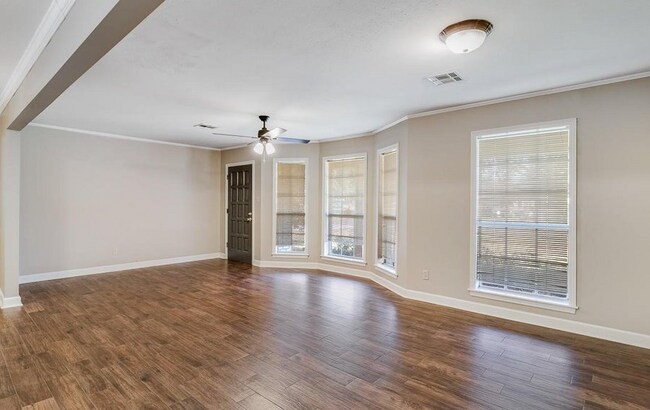 Building Photo - 212 Debby Dr