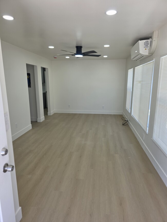 Building Photo - 424 B St