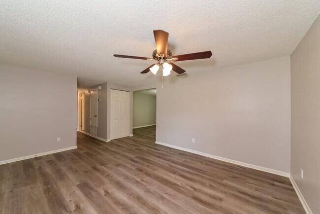 Building Photo - 904 Briarcliff Dr