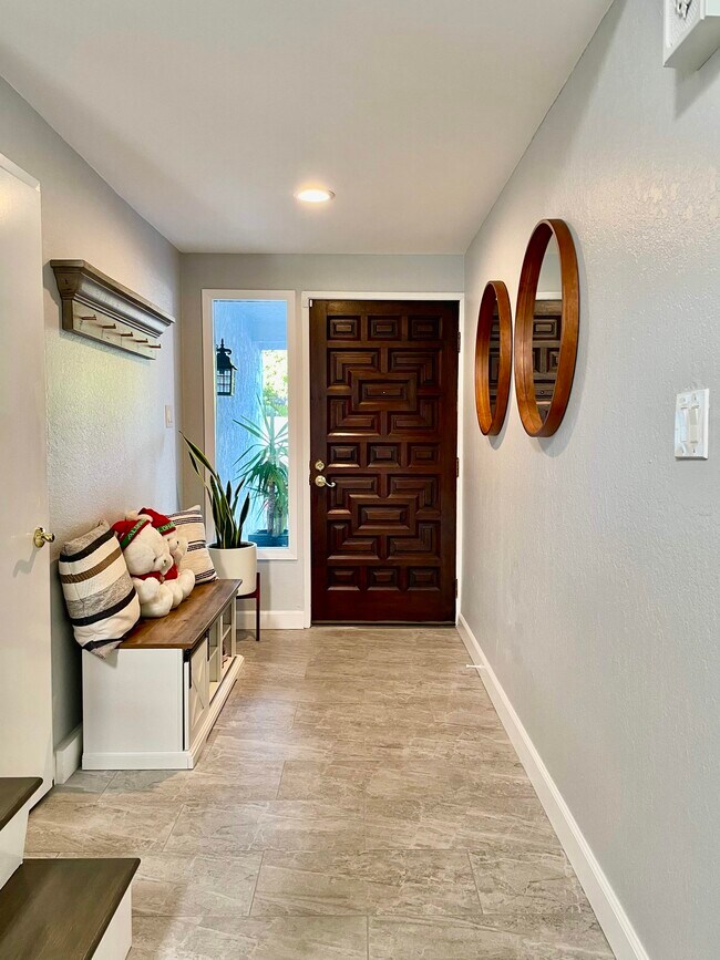 Entryway - 385 Sunrise Cir