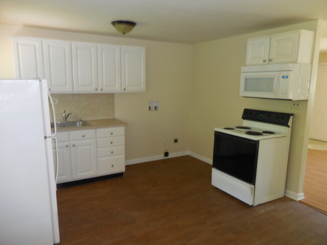 Building Photo - Fantastic Three Bedroom/Updated One Bath a...