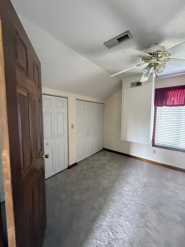 Foto del edificio - 839B Sanford Rd
