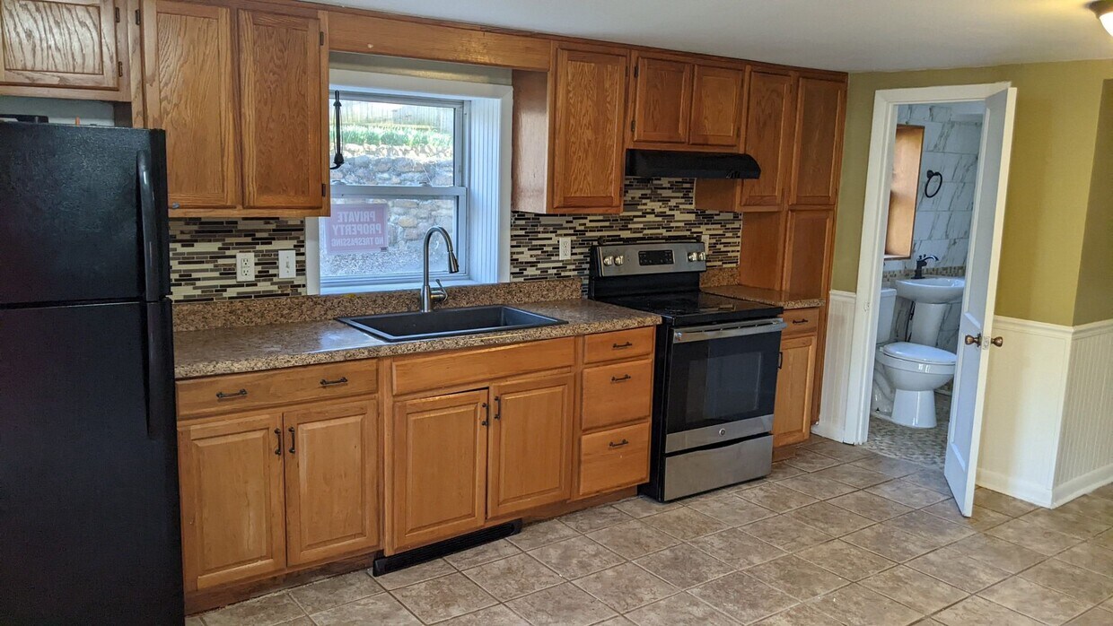 Foto principal - 2 bedroom 1 bath basement apartment with w...