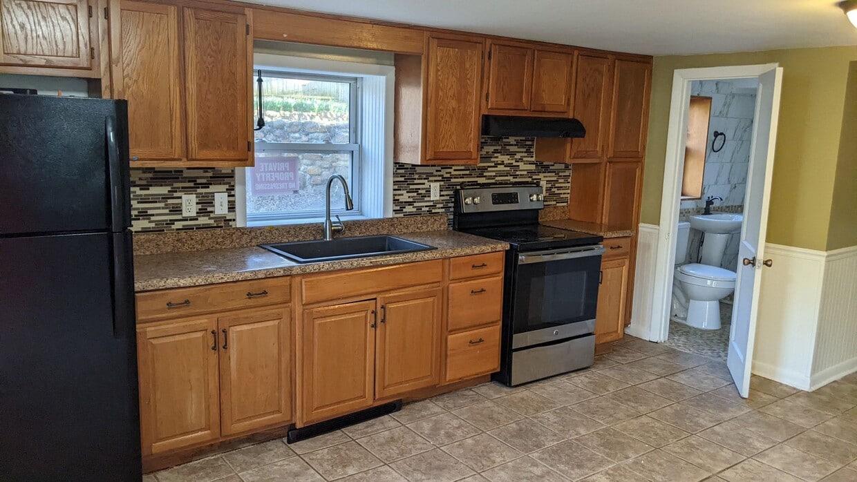 Primary Photo - 2 bedroom 1 bath basement apartment with w...