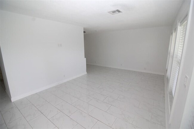 Building Photo - 160 SW 127th Ave