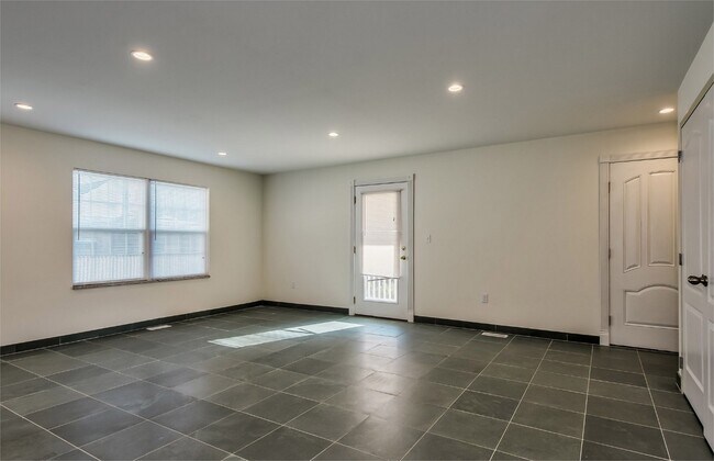 Building Photo - 400 Carney St