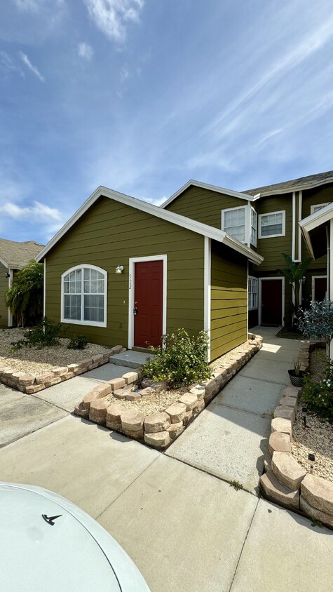 Foto principal - Cozy 1-Bedroom Townhouse in Davenport