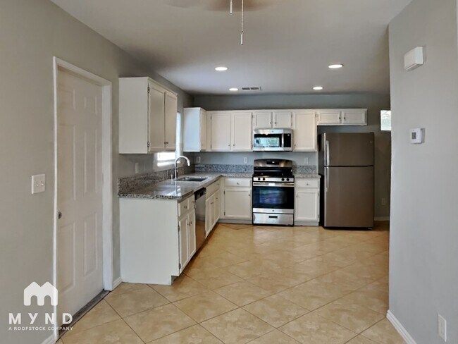 Building Photo - 2157 Clancy St