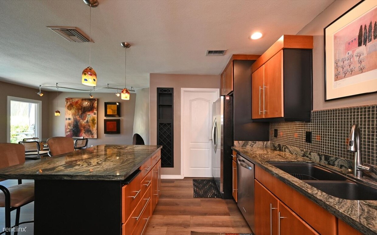 Foto principal - 1 br, 2 bath Condo - 5347 N La Plaza Cir