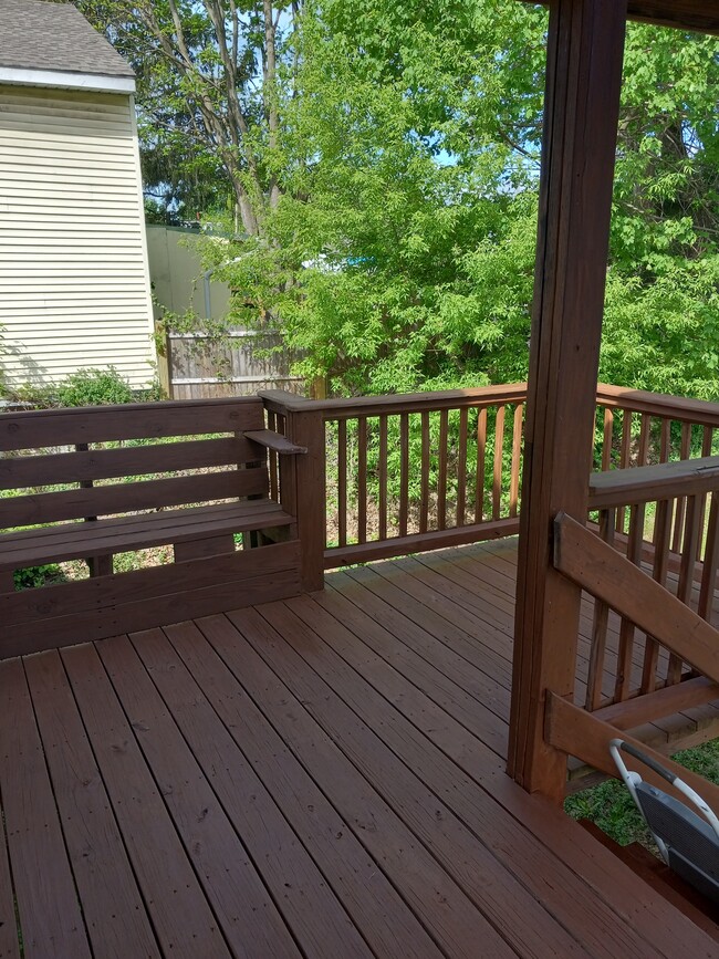 Deck with seating, place to BBQ - 77 Fox St