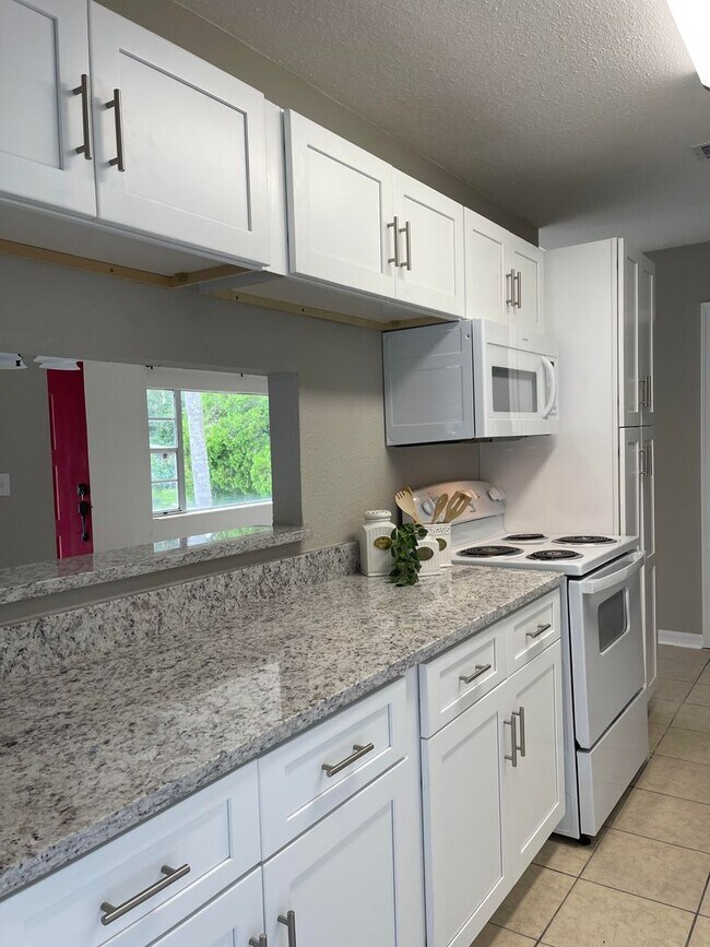 Foto del edificio - North Brandon Home with NO HOA and NO CARPET