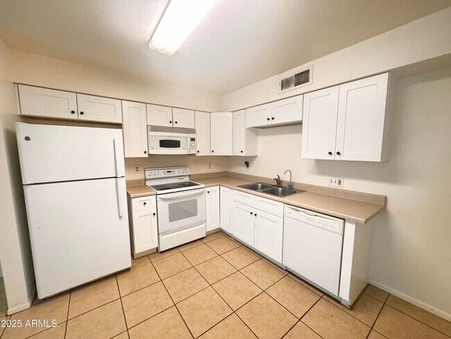Foto del edificio - 6165 E Glencove St