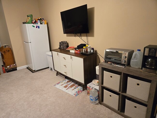 Building Photo - 222 N View Cir