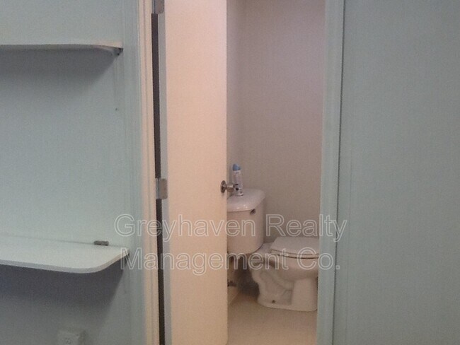 Foto del edificio - 324 E 8th St