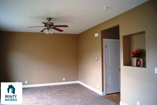Building Photo - 3 Bedroom Town House in North Lincoln!