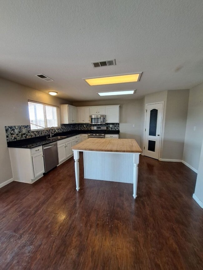 Building Photo - Beautiful 4 Bedroom House Ready To Call Home!